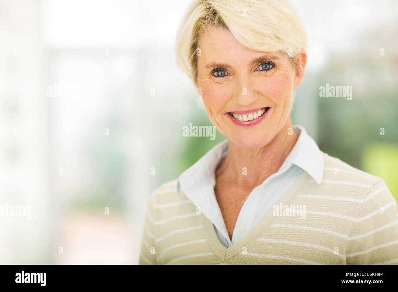 elegante mittlere gealterte Frau Closeup portrait Stockfoto