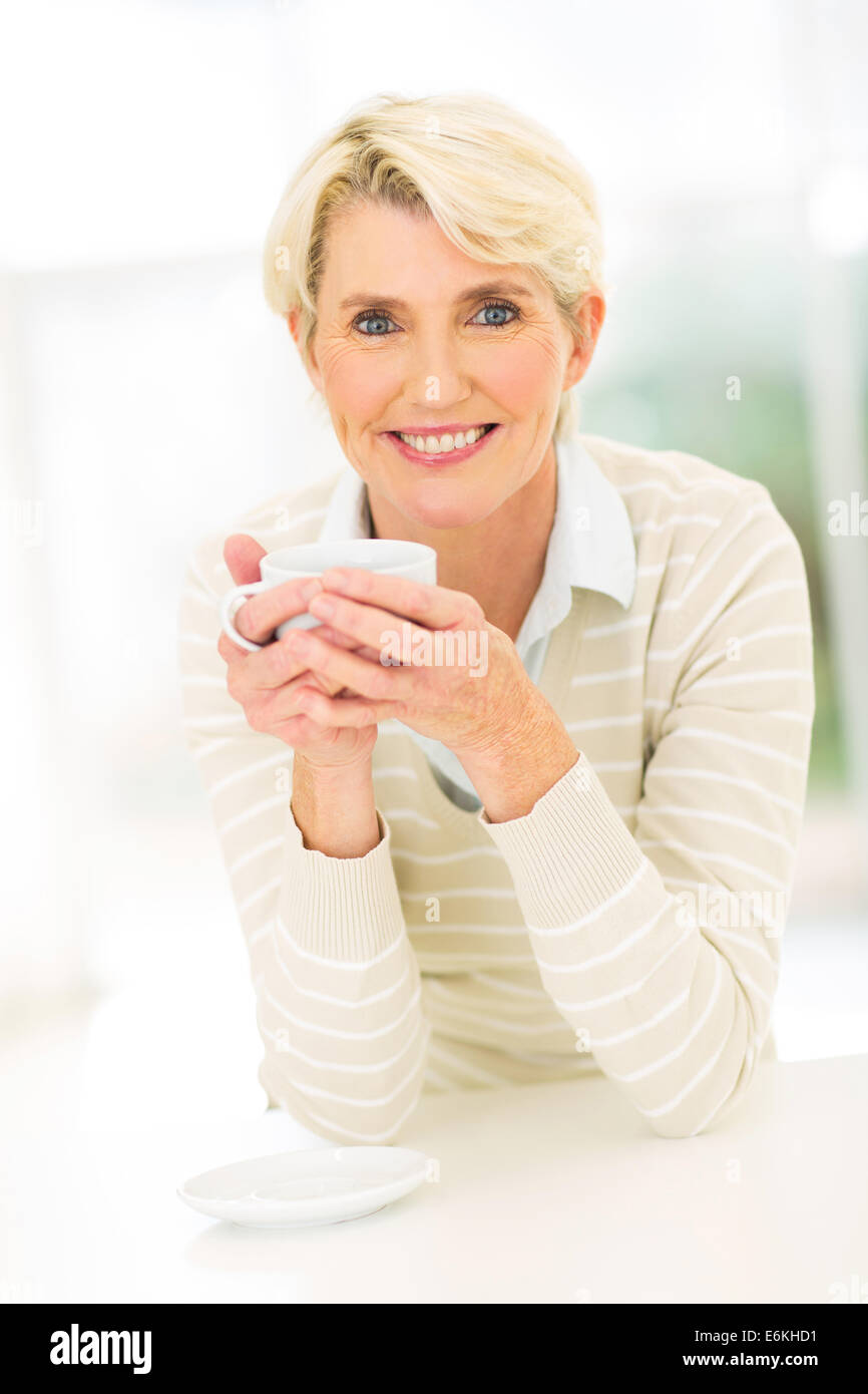 friedliche senior Frau trinkt Kaffee zu Hause Stockfoto