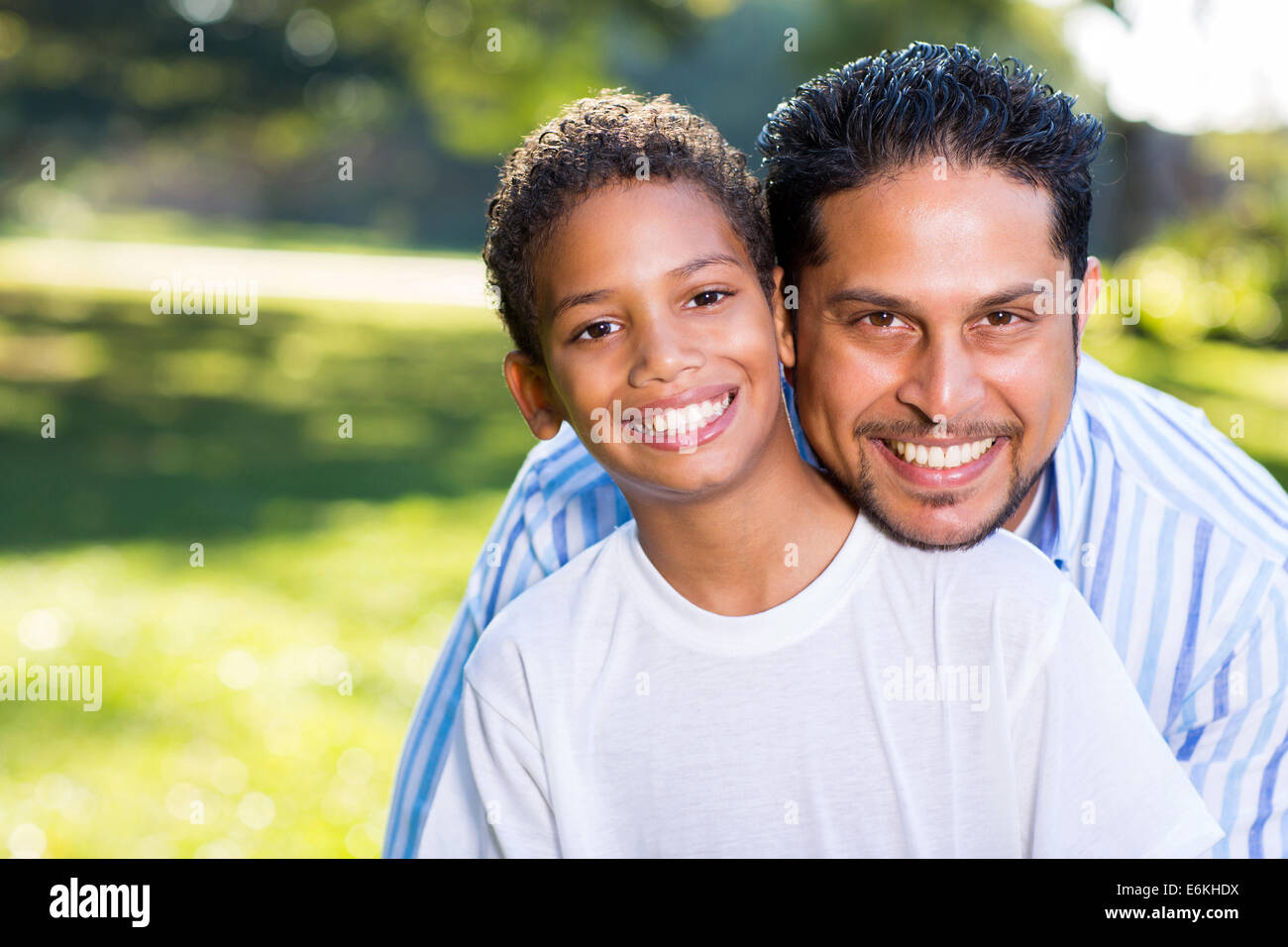 glücklich indischer Vater und Sohn im freien Stockfoto