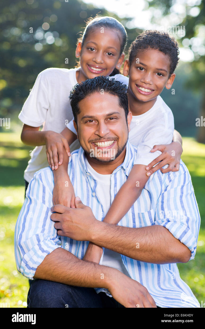 Porträt der glückliche indische Vater und Kinder im freien Stockfoto