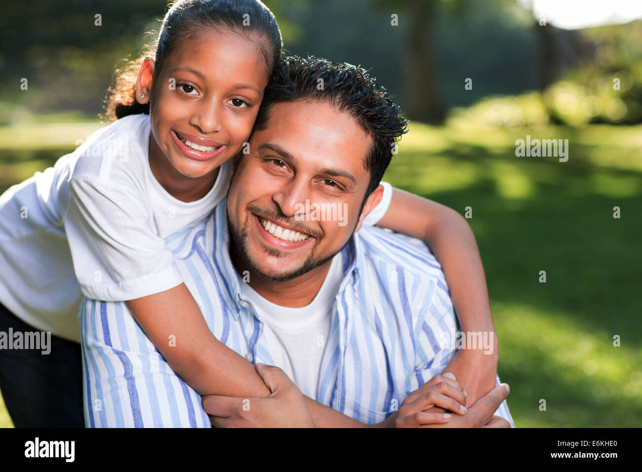 schöne indische Mädchen mit ihrem Vater im freien Stockfoto