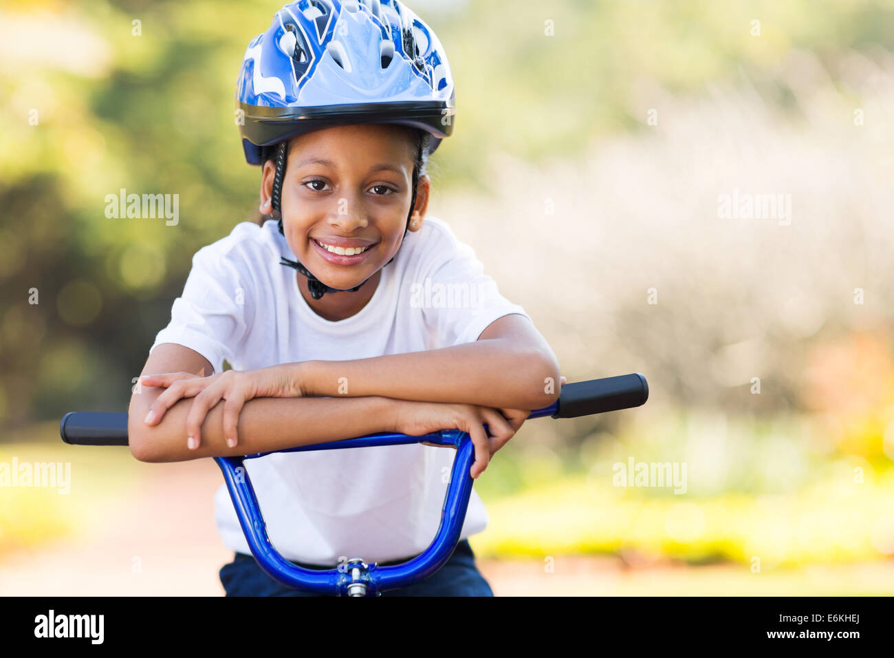 niedliche kleine indische Mädchen auf einem Fahrrad im freien Stockfoto