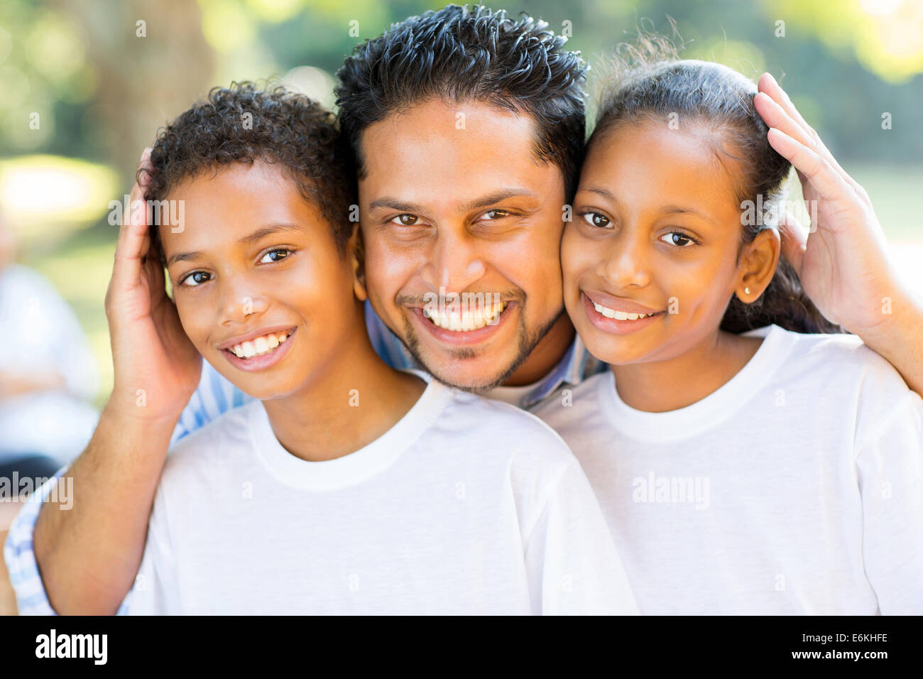 glücklich indischer Vater und Kinder Closeup Portrait im freien Stockfoto