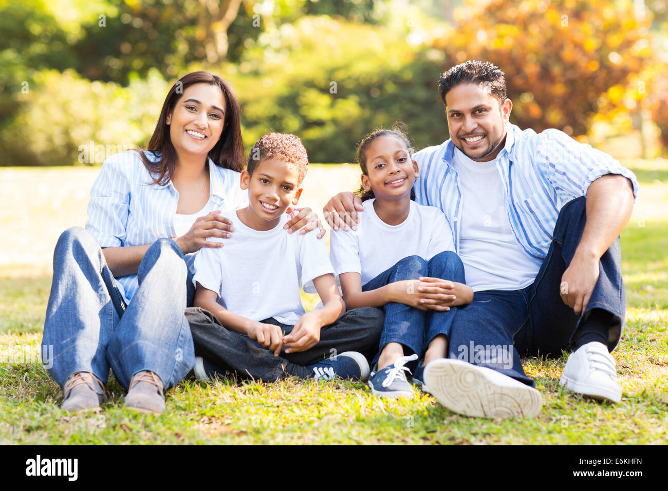 fröhlichen indischen Familie beisammen sitzen im freien Stockfoto