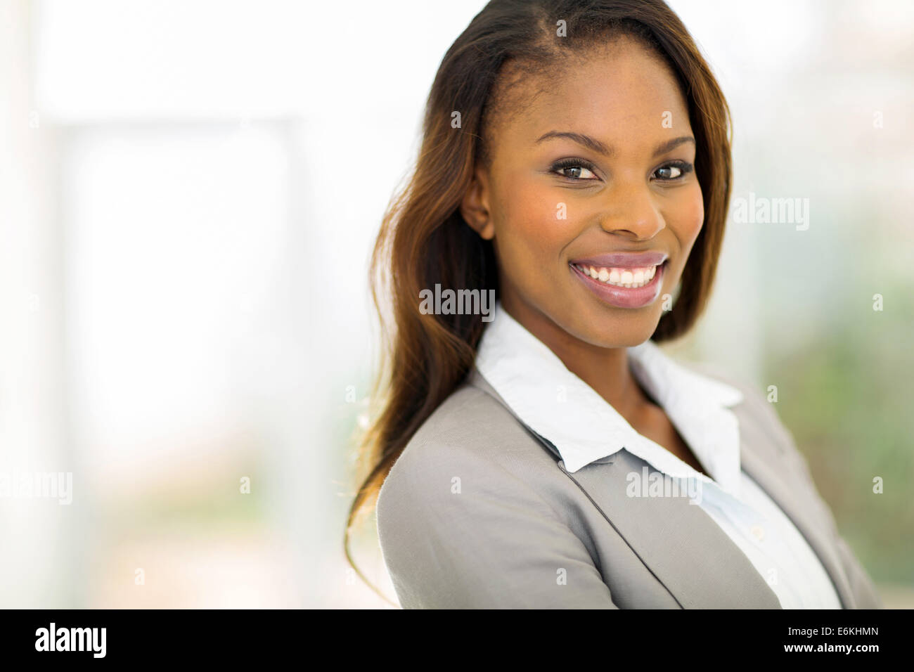 Closeup Portrait von glücklichen jungen afroamerikanischen Geschäftsfrau Stockfoto