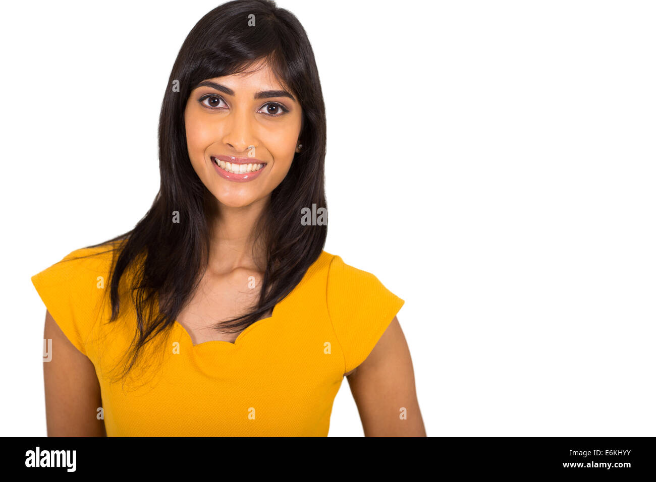 schöne indische Mädchen schaut in die Kamera, isoliert auf weiss Stockfoto