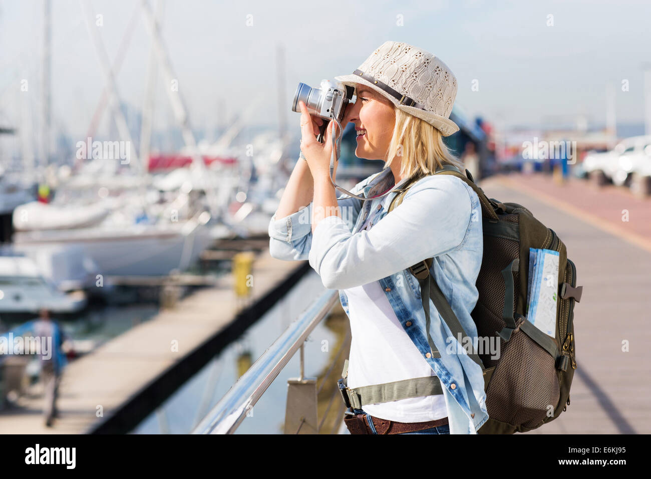 glückliche Touristen fotografieren am Hafen mit einer Digitalkamera Stockfoto