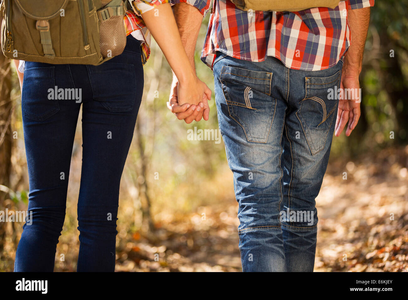 junges Paar Hand in Hand wandern in den Bergen Stockfoto