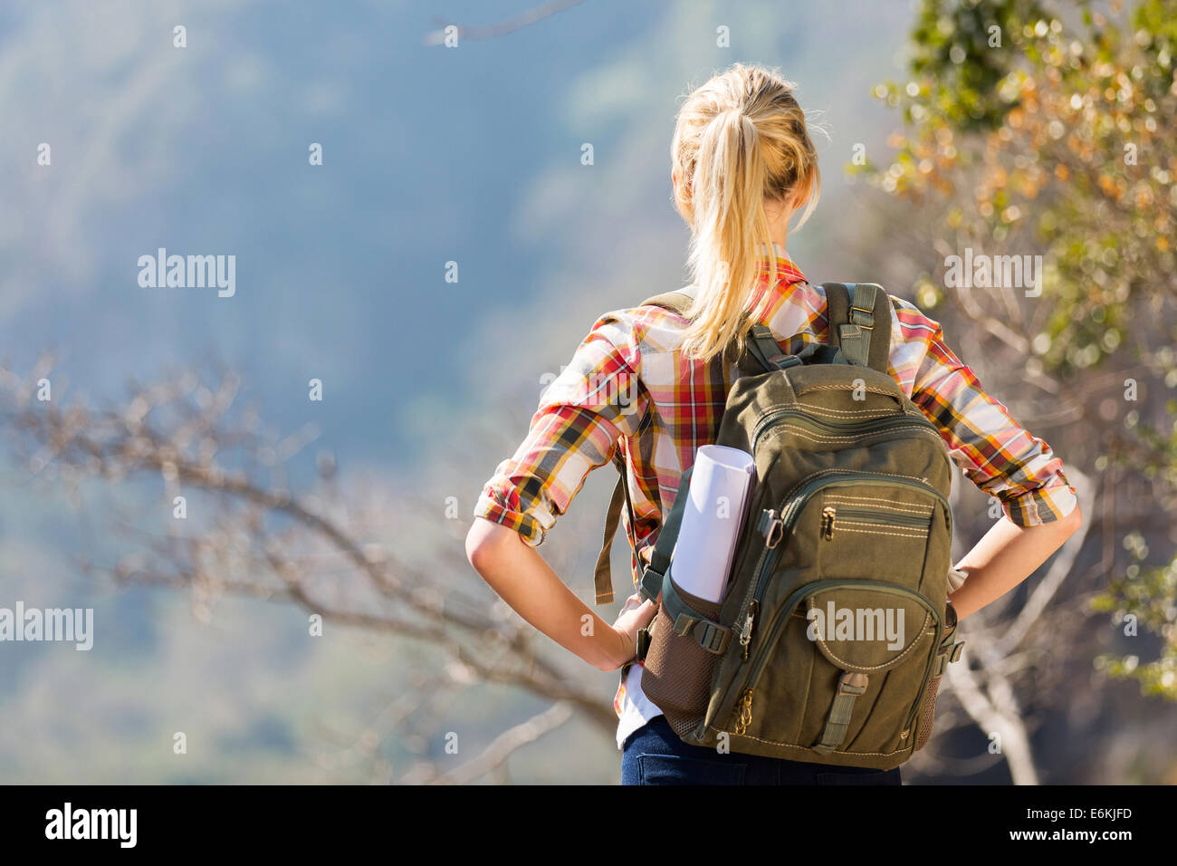 junge weibliche Wanderer stehen oben auf dem Berg Stockfoto