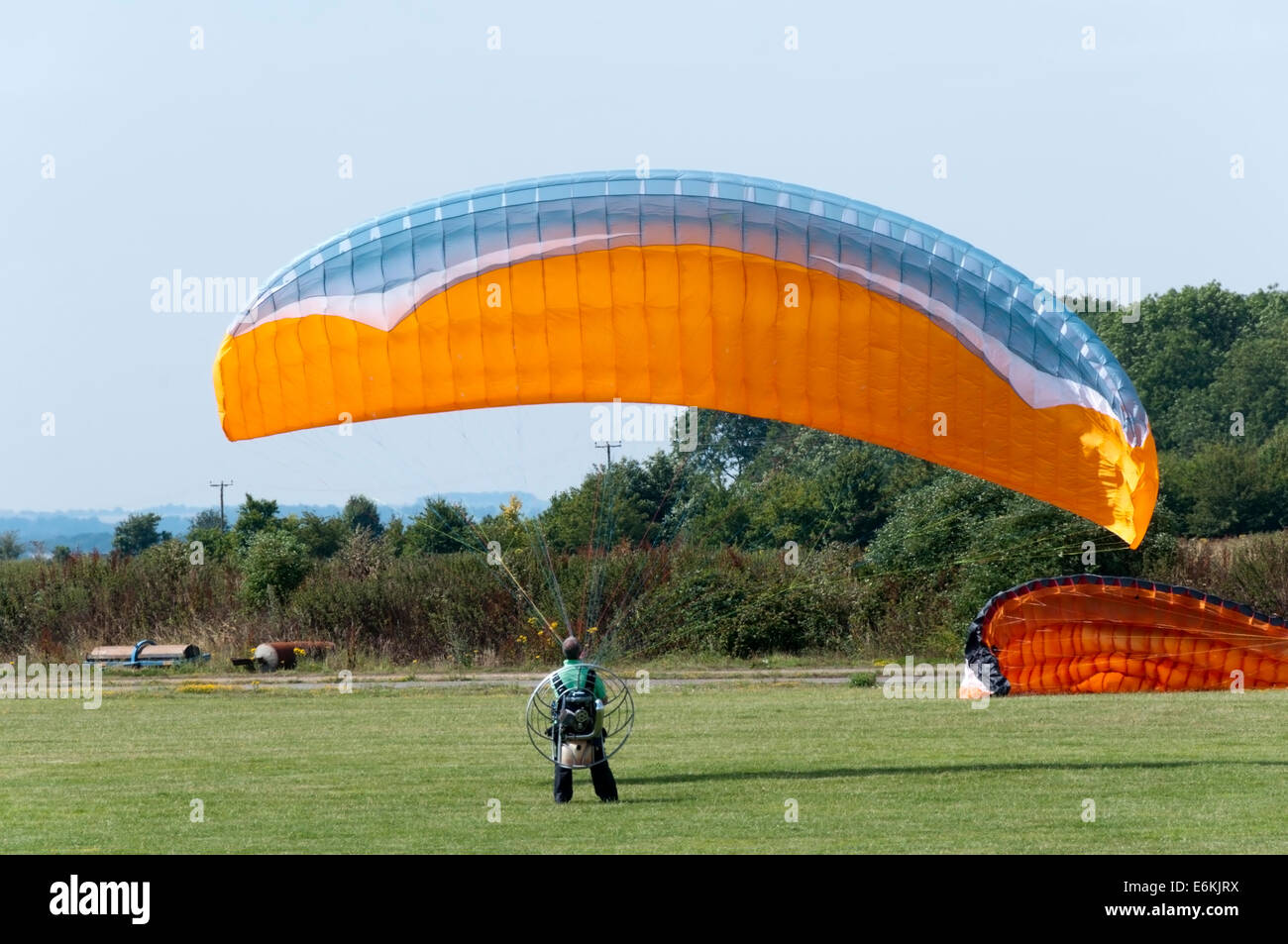 Ein angetriebenes Paraglider Vorbereitung für den Start auf mimbar Flugplatz in Berkshire, England. Stockfoto