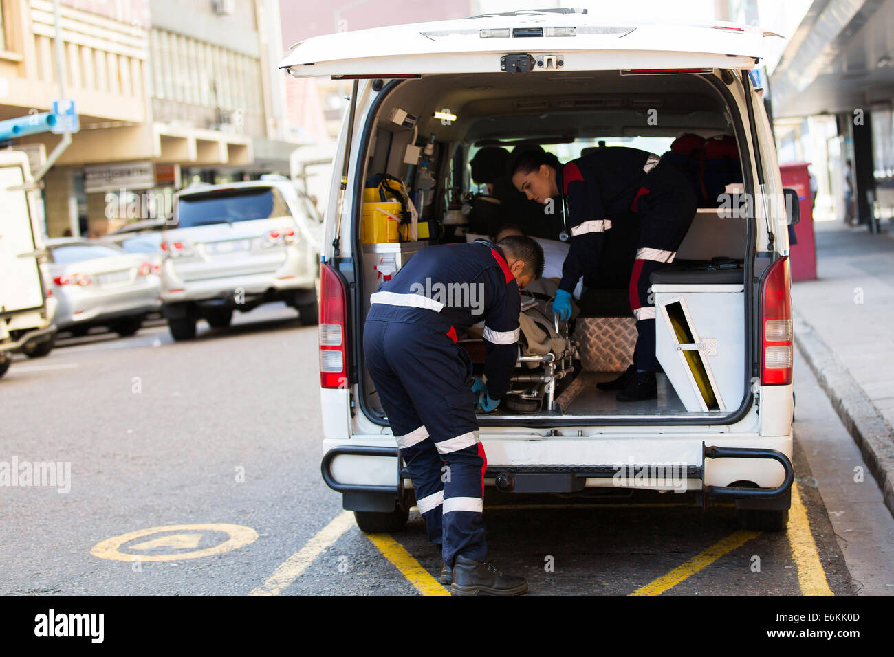 Verschiebung der Patienten von einem Krankenwagen Sanitäter Stockfoto