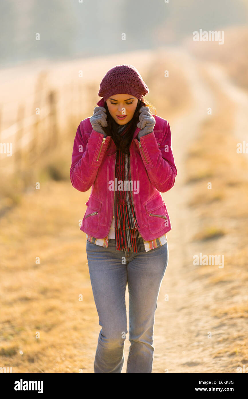 hübsche Frau zu Fuß im Freien, in einem kalten Wintermorgen Stockfoto