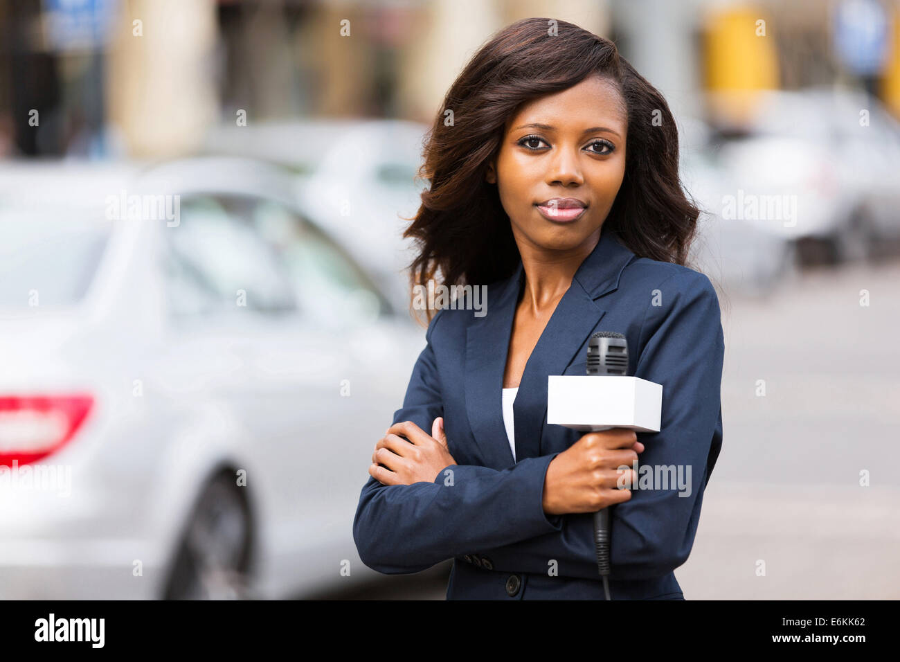 attraktive junge afrikanische weibliche Reporterin Stockfoto