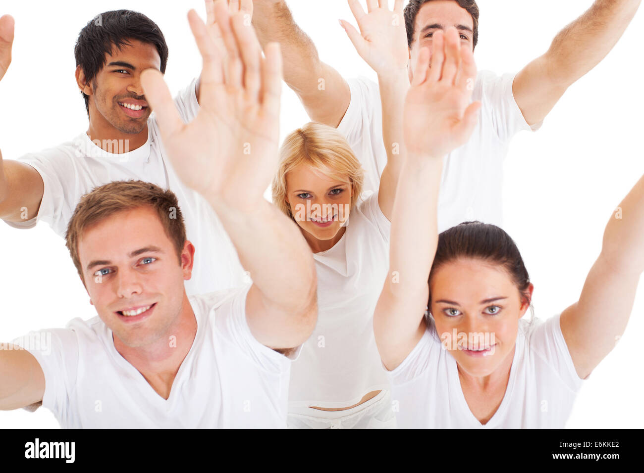 über Ansicht multirassische Freunde erhebend Hände Stockfoto