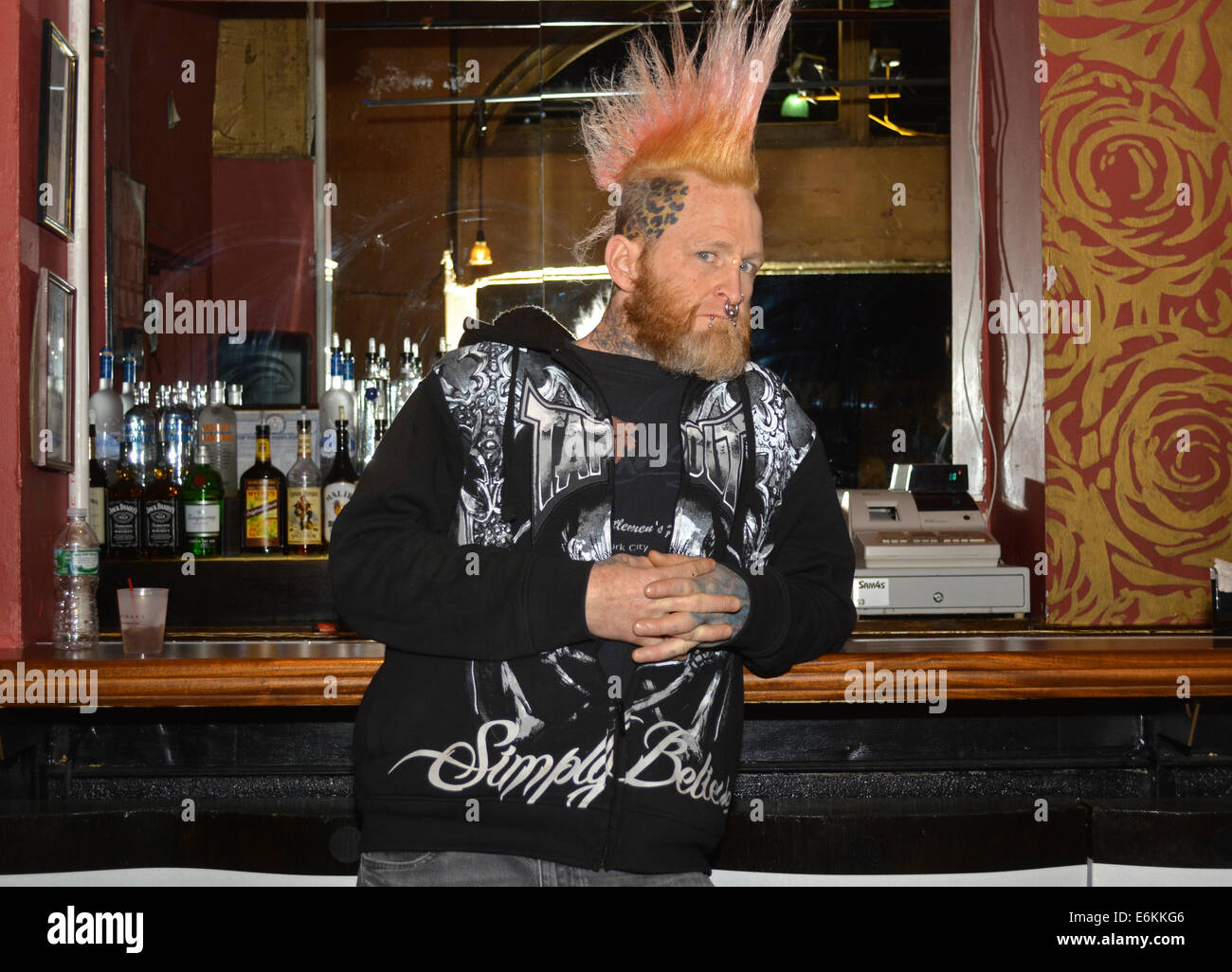 Porträt eines jungen Mannes mit einem roten Mohawk-Frisur in einer Bar auf dem New Yorker Tattoo Festival in Uniondale, Long Island, New York Stockfoto