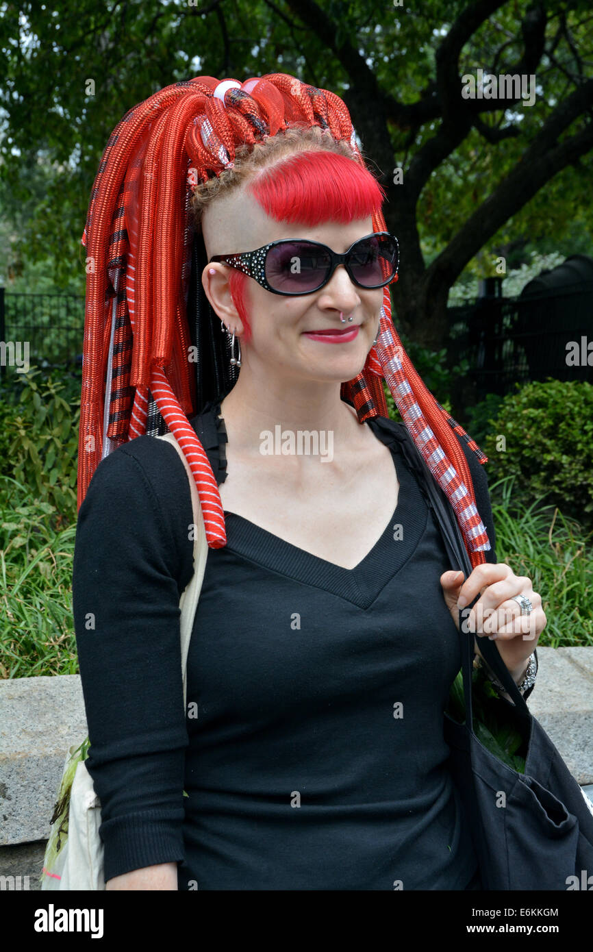 Porträt einer Frau mit einem ungewöhnlichen Frisur im Union Square Park, Manhattan, New York City. Stockfoto
