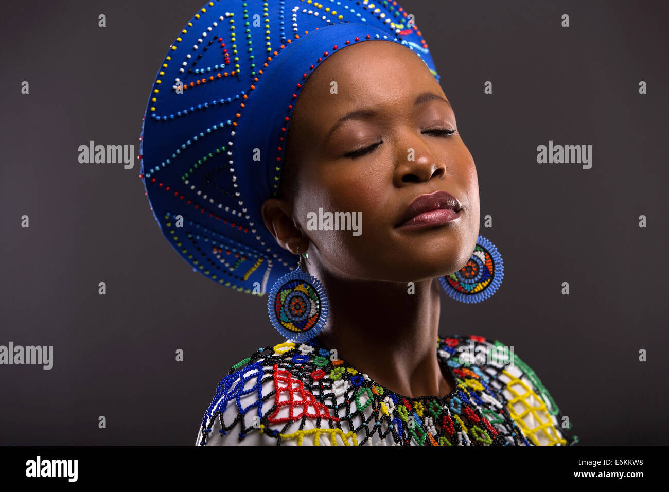 schöne schwarze Frau in traditioneller Kleidung mit geschlossenen Augen Stockfoto