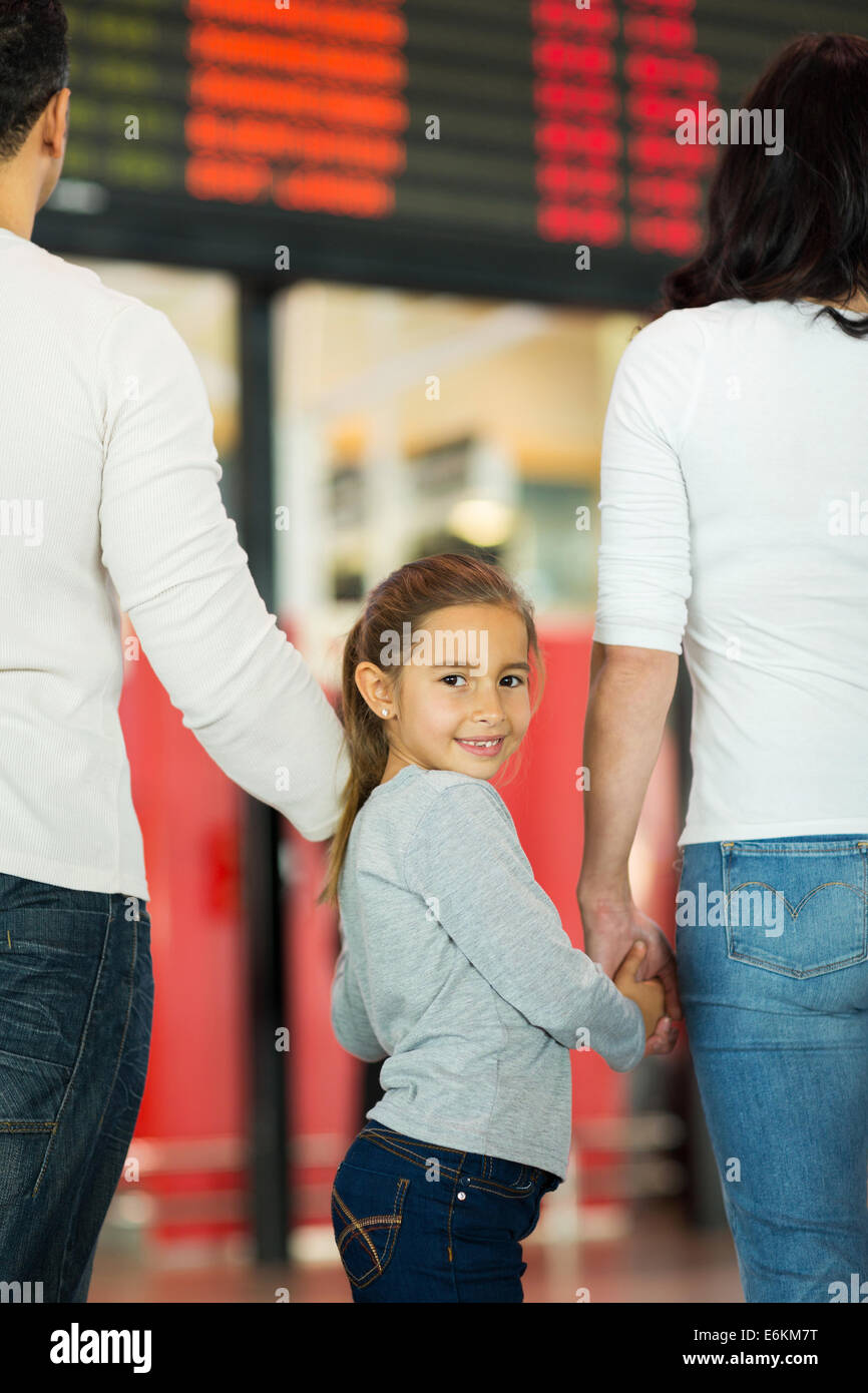 entzückende kleine Mädchen Eltern Händchenhalten und Rückblick auf Flughafen Stockfoto