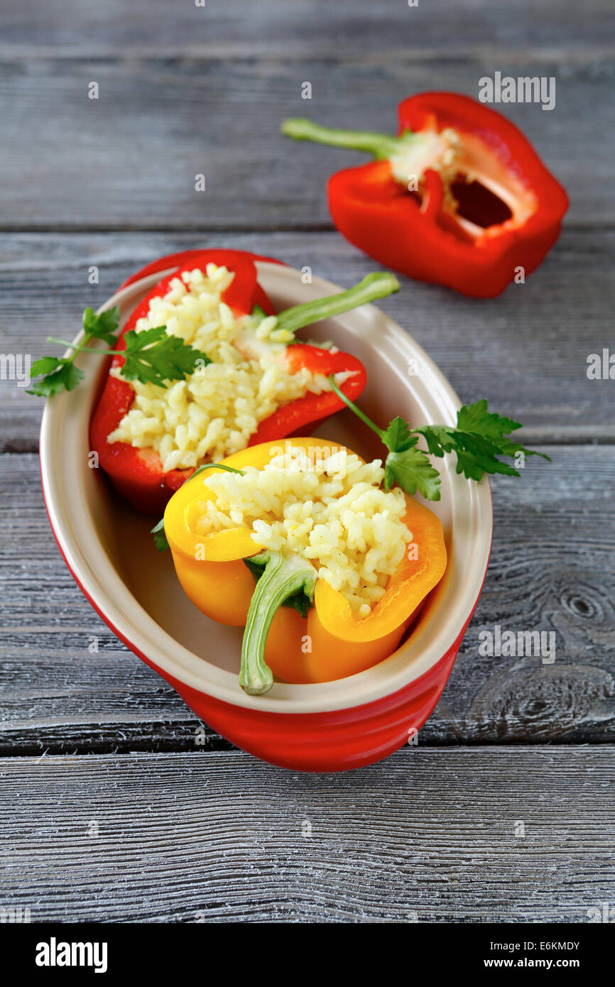 gefüllte Paprika mit Reis in Auflaufform Stockfoto