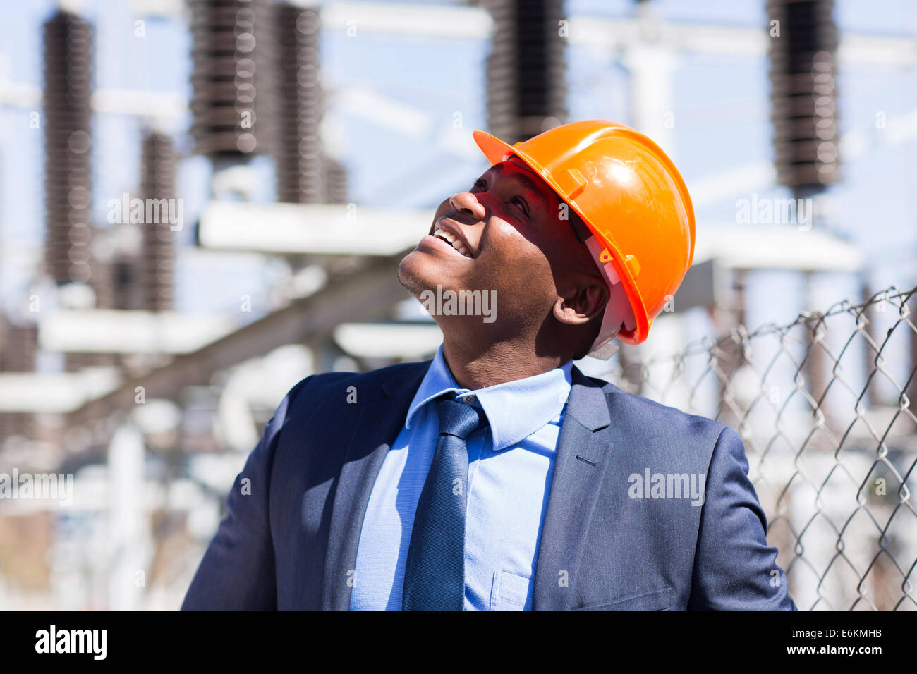 Afrikanische männliche Prüfer arbeiten im Strom-Kraftwerk Stockfoto