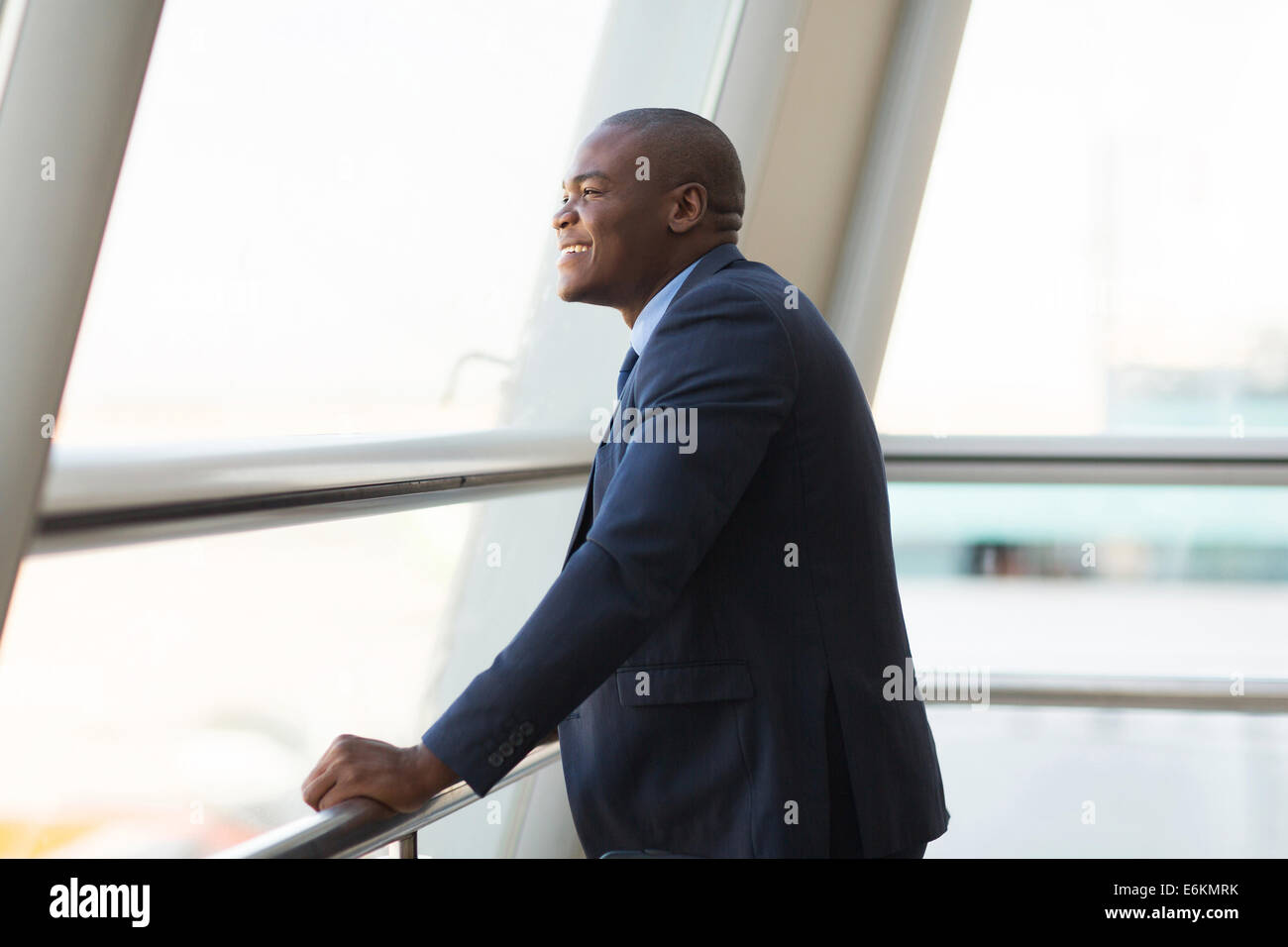 hübscher junge afrikanische Geschäftsmann im Büro Stockfoto