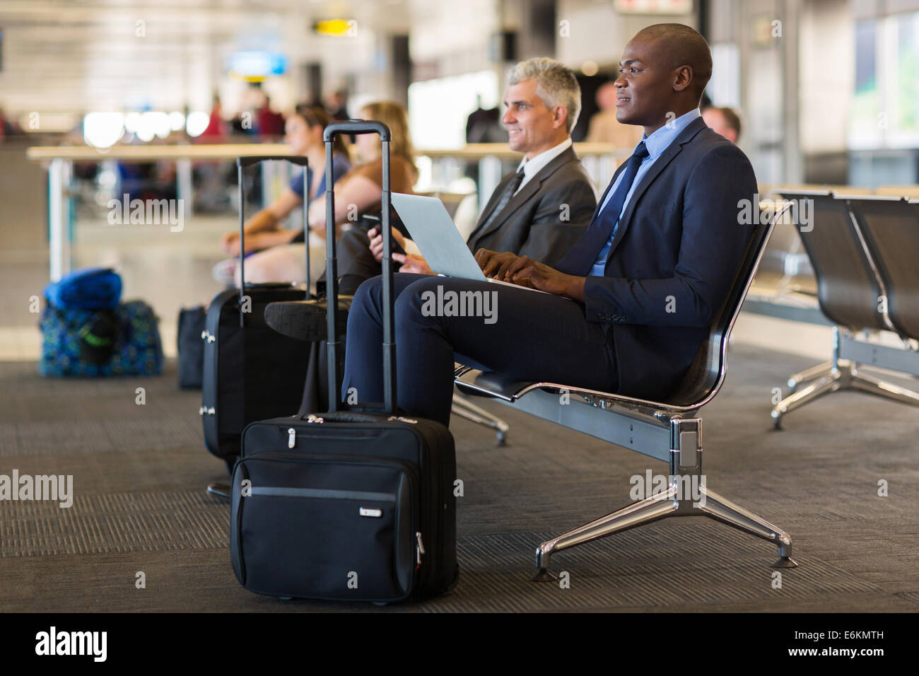 für Geschäftsreisende wartet auf ihren Flug am Flughafen Stockfoto