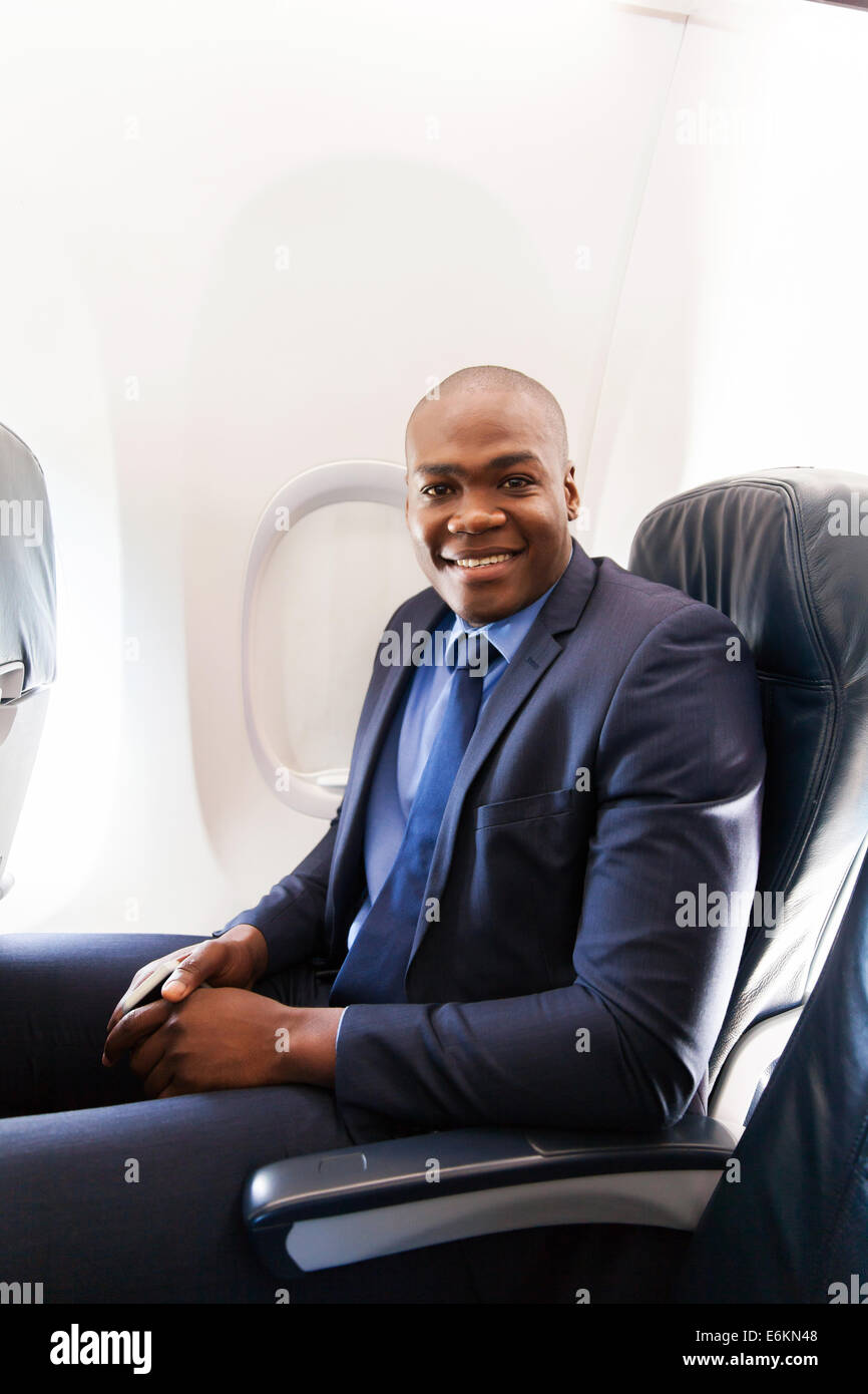 Porträt der jungen afrikanischen amerikanischen Geschäftsmann in Flugzeug Stockfoto