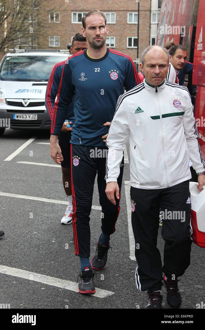 Bayern München ankommen bei Lotus Road, Heimat der Queens Park Rangers, für eine Trainingseinheit vor ihrem UEFA Champions League-Spiel mit Arsenal FC Featuring: Tom Starke Where: London, Vereinigtes Königreich bei: 19. Februar 2014 Stockfoto