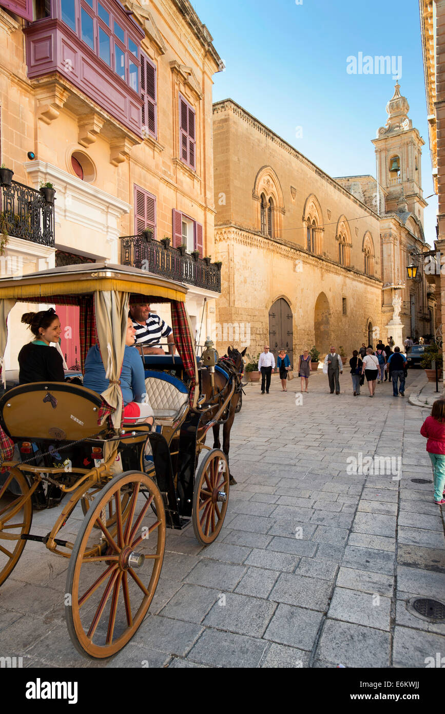 Touristen auf Pferd und Wagen, Mdina, Malta, Stockfoto