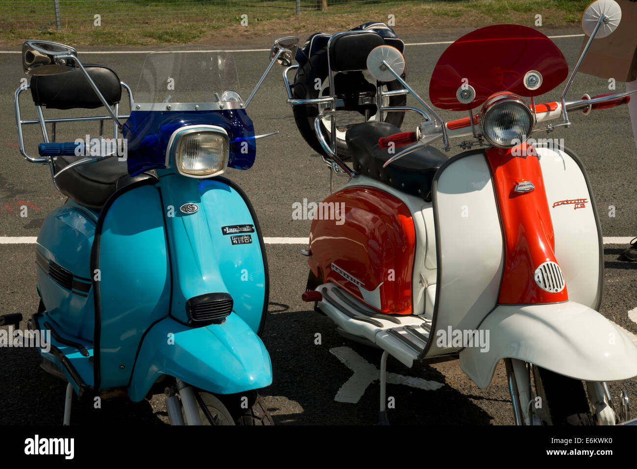 Zwei Motorroller in eine Parkbucht. Stockfoto