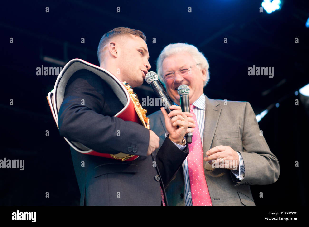 Belfast, Nordirland. 9. September 2014 Boxer Carl Frampton mit TV-Moderatorin Jackie Fullerton bei den bürgerlichen Empfang auf dem Gelände des Rathauses als Anerkennung für die Einnahme der IBF Welt Super-Bantam Gewicht Crown Credit: Bonzo/Alamy Live News Stockfoto