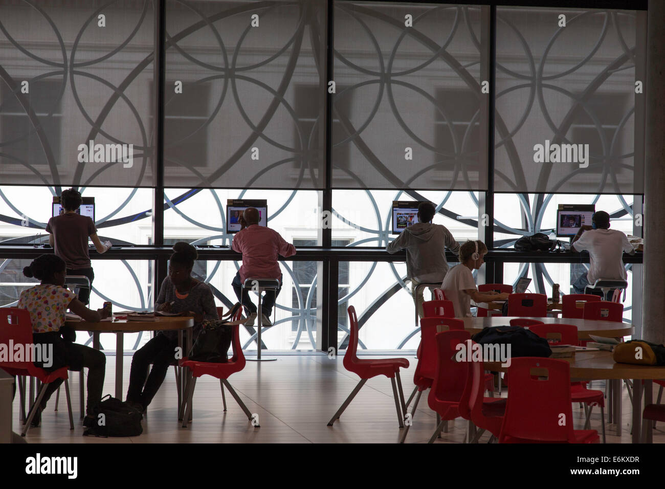 Menschen auf Computern in der Bibliothek von Birmingham. Birmingham, England, Vereinigtes Königreich Stockfoto