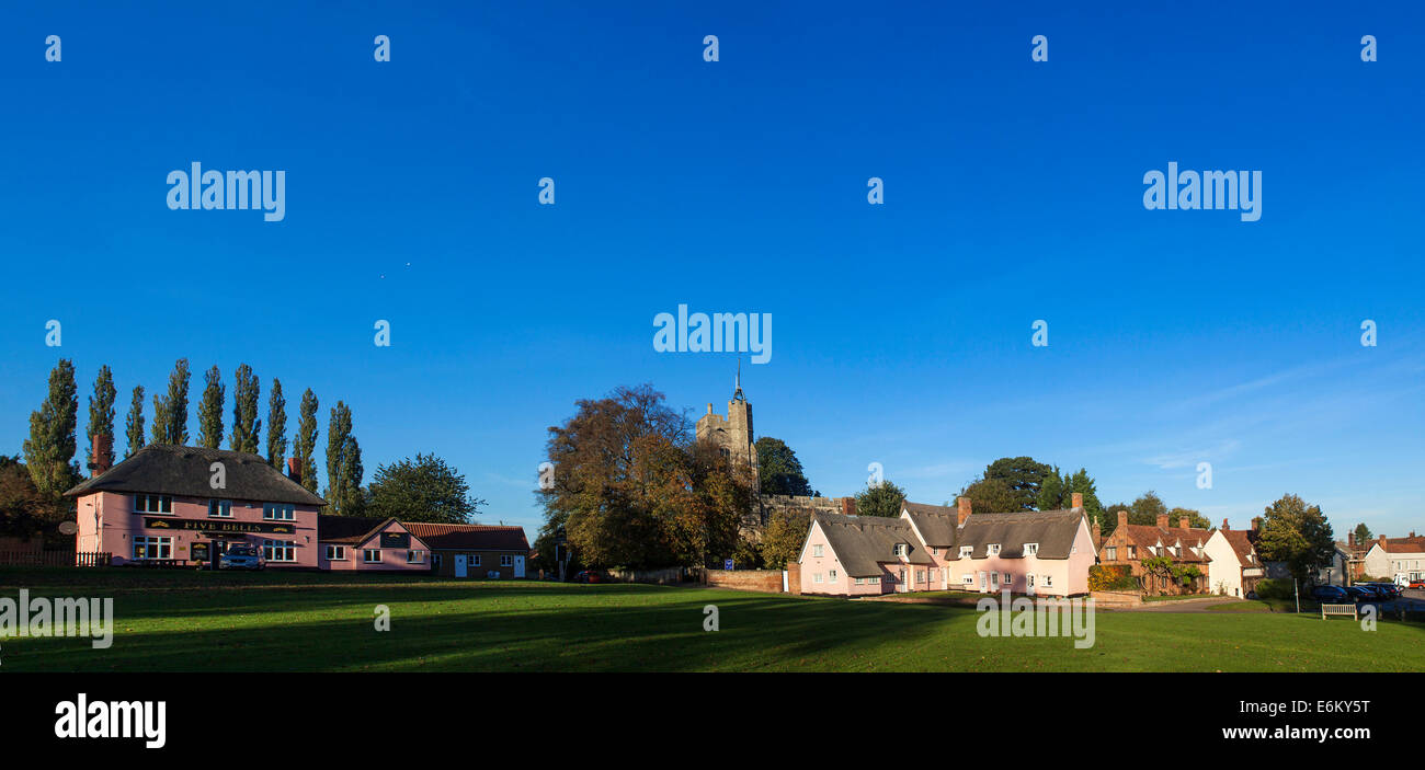 Blauer Himmel, wie die Sonne setzt sich über Cavendish in Suffolk, England Stockfoto