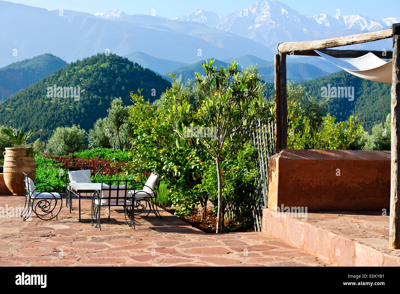 Ourika Tal & Kasbah Hotel, kühle Bergluft, fruchtbaren grüne Tälern mit Schnee bedeckt, hoher Atlas-Gebirge, Dörfer, Marokko Stockfoto