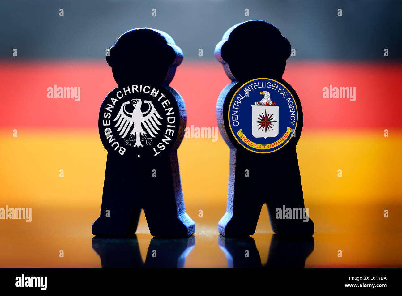 Figuren Mit Zeichen von BND Und CIA Vor Deutscher Fahne, Spionage-Skandal Stockfoto