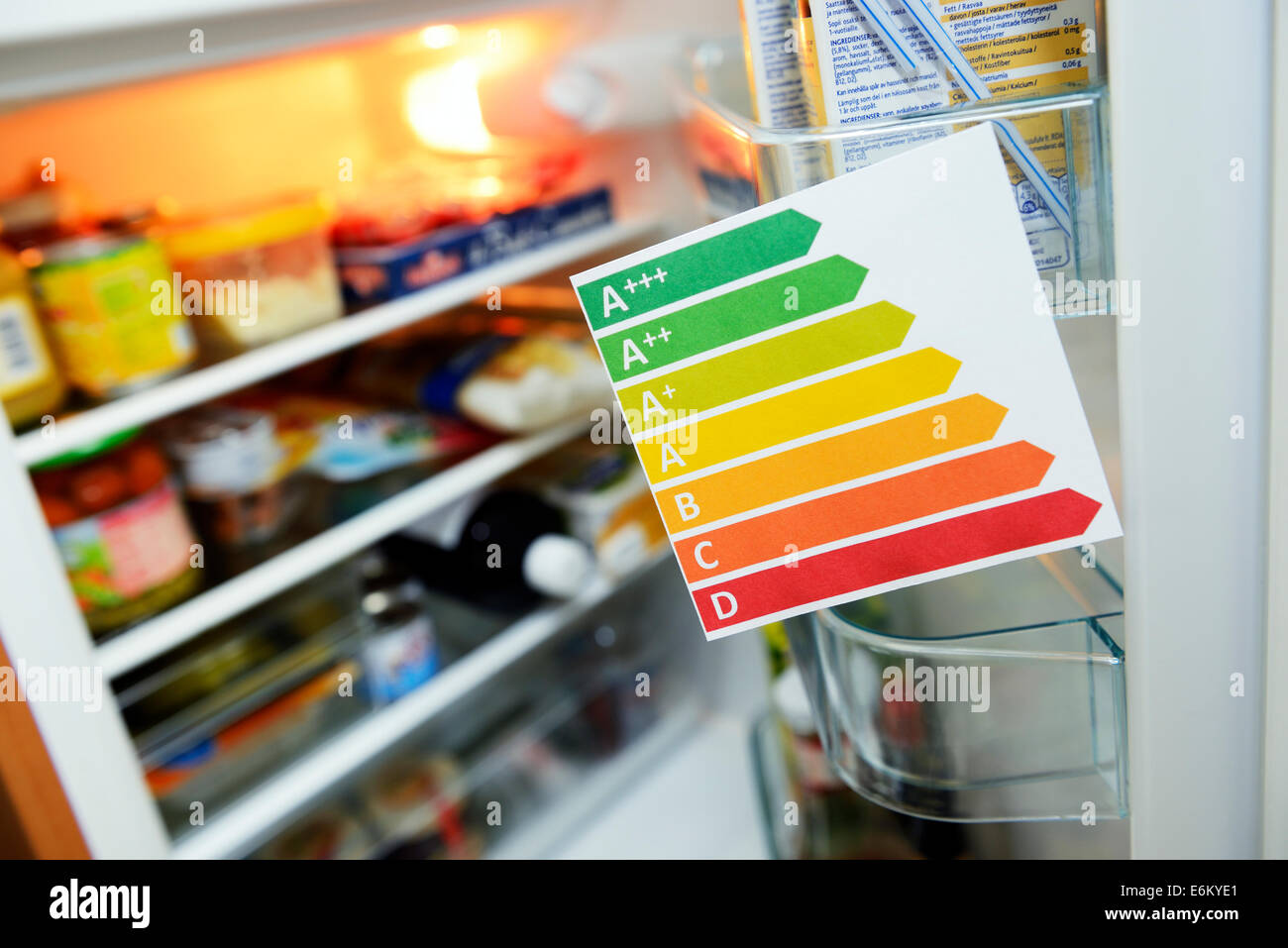 Zettel Mit Energieeffizienzklassen ein Einem Kühlschrank Stockfoto