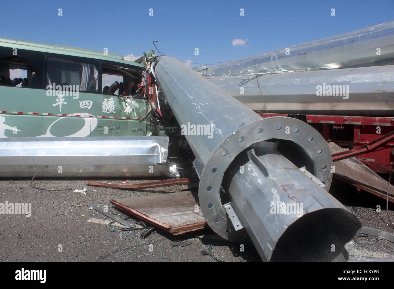 Lanzhou. 26. August 2014. Foto aufgenommen am 26. August 2014 zeigt den Standort, wo ein Bus kollidierte frontal mit einem LKW auf einer Autobahn in Guazhou County in der Stadt Jiuquan, Nordwesten Chinas Provinz Gansu. Dreizehn Menschen starben bei dem Unfall am Dienstag Nachmittag. Der Unfall ereignete sich um ca. 12:20 wenn der Bus durchbrach die zentrale Partition und lief in die Gegenfahrbahn zum Absturz in die entgegenkommenden Sattelzug auf der Autobahn. Die Zahl der Verletzten ist noch geprüft. Bildnachweis: Gao Ming/Xinhua/Alamy Live-Nachrichten Stockfoto