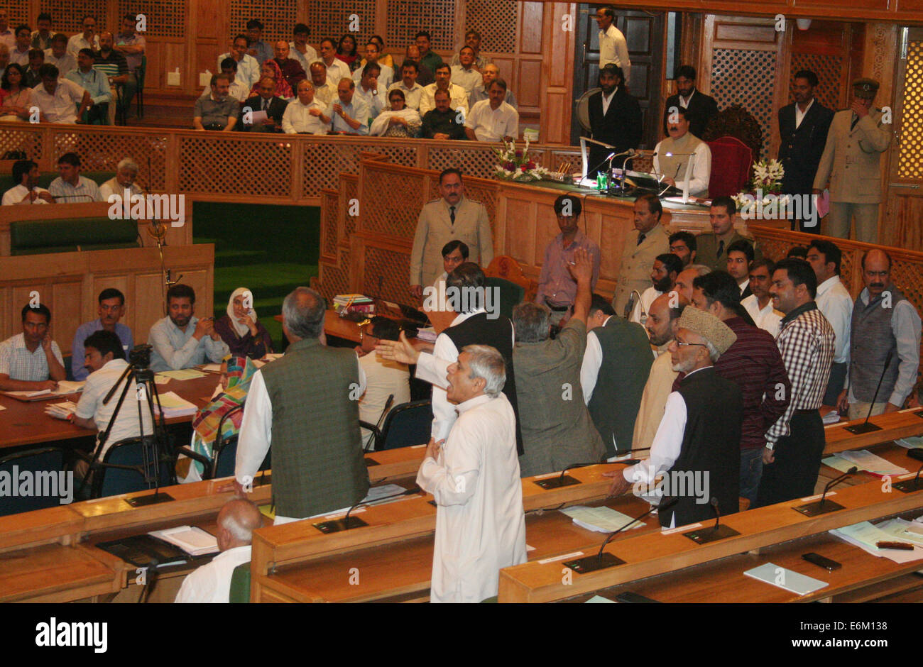 Srinagar, Kaschmir. 26. August 2014. Mitglieder Hauptopposition Völker Democratic Party (PDP) schreien Parolen innerhalb des Staates, die gesetzgebende Versammlung in Srinagar der Völker Democratic Party (PDP) eine Diskussion über Strafsachen gegen einige 6.000 Jugendliche im Kaschmir-Tal registriert gefordert hat, Angeklagten, Steinwürfe, diejenigen Fälle registriert dagegen argumentieren können Regierungsjobs suchen oder Pässe beantragen. Bildnachweis: Sofi Suhail/Alamy Live-Nachrichten Stockfoto