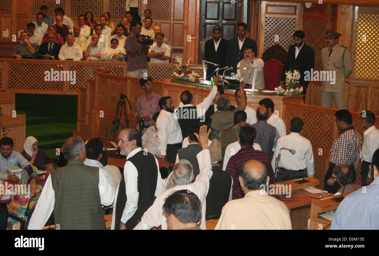 Srinagar, Kaschmir. 26. August 2014. Mitglieder Hauptopposition Völker Democratic Party (PDP) schreien Parolen innerhalb des Staates, die gesetzgebende Versammlung in Srinagar der Völker Democratic Party (PDP) eine Diskussion über Strafsachen gegen einige 6.000 Jugendliche im Kaschmir-Tal registriert gefordert hat, Angeklagten, Steinwürfe, diejenigen Fälle registriert dagegen argumentieren können Regierungsjobs suchen oder Pässe beantragen. Bildnachweis: Sofi Suhail/Alamy Live-Nachrichten Stockfoto