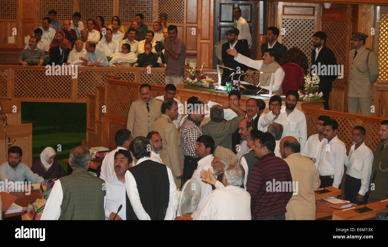 Srinagar, Kaschmir. 26. August 2014. Mitglieder Hauptopposition Völker Democratic Party (PDP) schreien Parolen innerhalb des Staates, die gesetzgebende Versammlung in Srinagar der Völker Democratic Party (PDP) eine Diskussion über Strafsachen gegen einige 6.000 Jugendliche im Kaschmir-Tal registriert gefordert hat, Angeklagten, Steinwürfe, diejenigen Fälle registriert dagegen argumentieren können Regierungsjobs suchen oder Pässe beantragen. Bildnachweis: Sofi Suhail/Alamy Live-Nachrichten Stockfoto