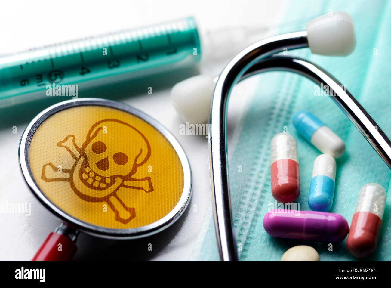 Stethoskop Mit Totenkopf, Spritze Und Tabletten, Symbolfoto Medizinischer Behandlungsfehler Stockfoto