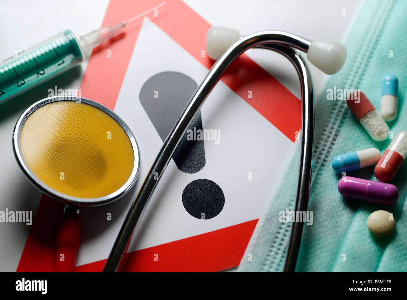 Stethoskop, Spritze, Tabletten Und Warnschild, Symbolfoto Medizinischer Behandlungsfehler Stockfoto