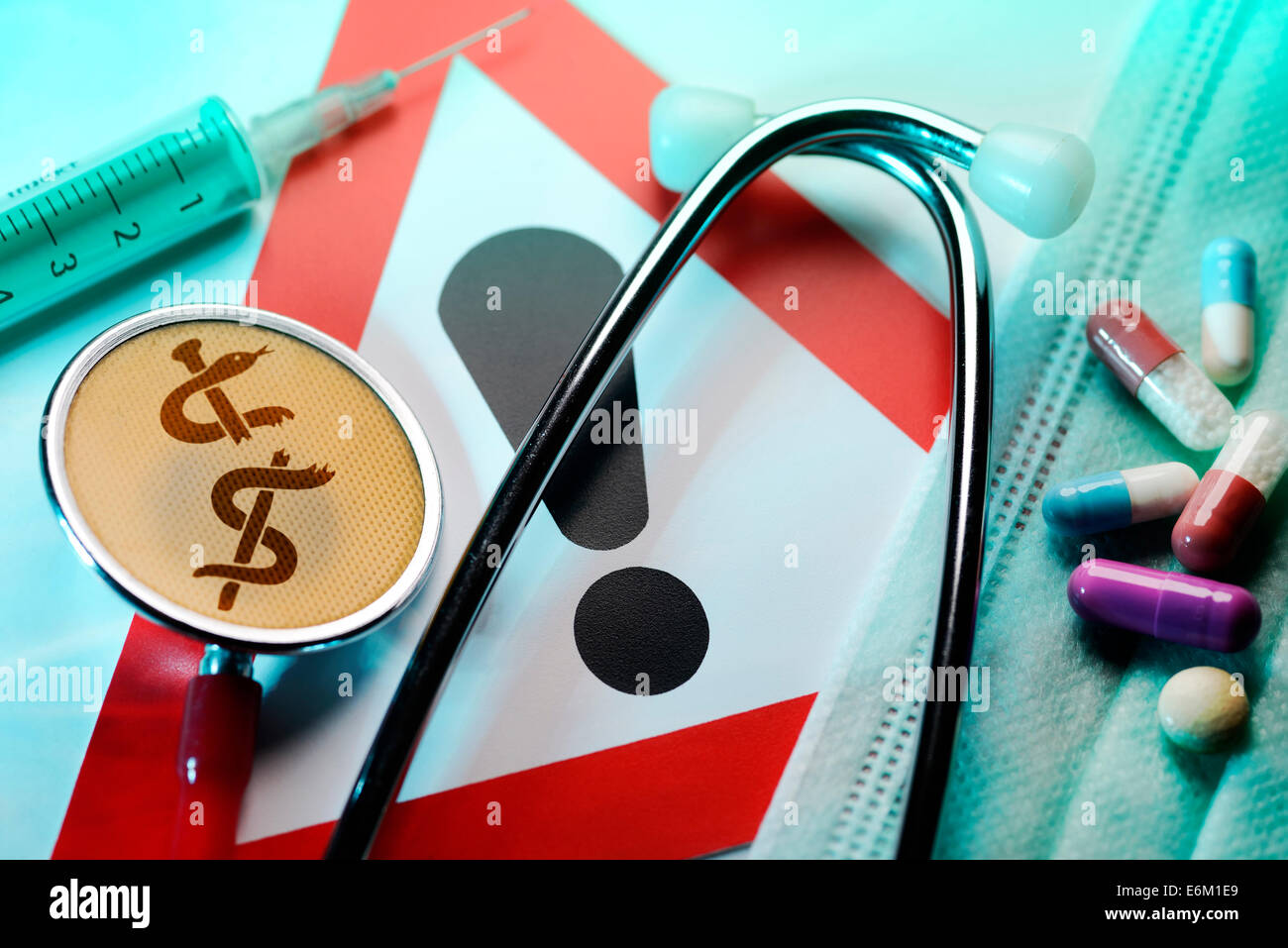 Stethoskop Mit Zerbrochenem Äskulapstab, Spritze, Tabletten Und Warnschild, Symbolfoto Medizinischer Behandlungsfehler Stockfoto