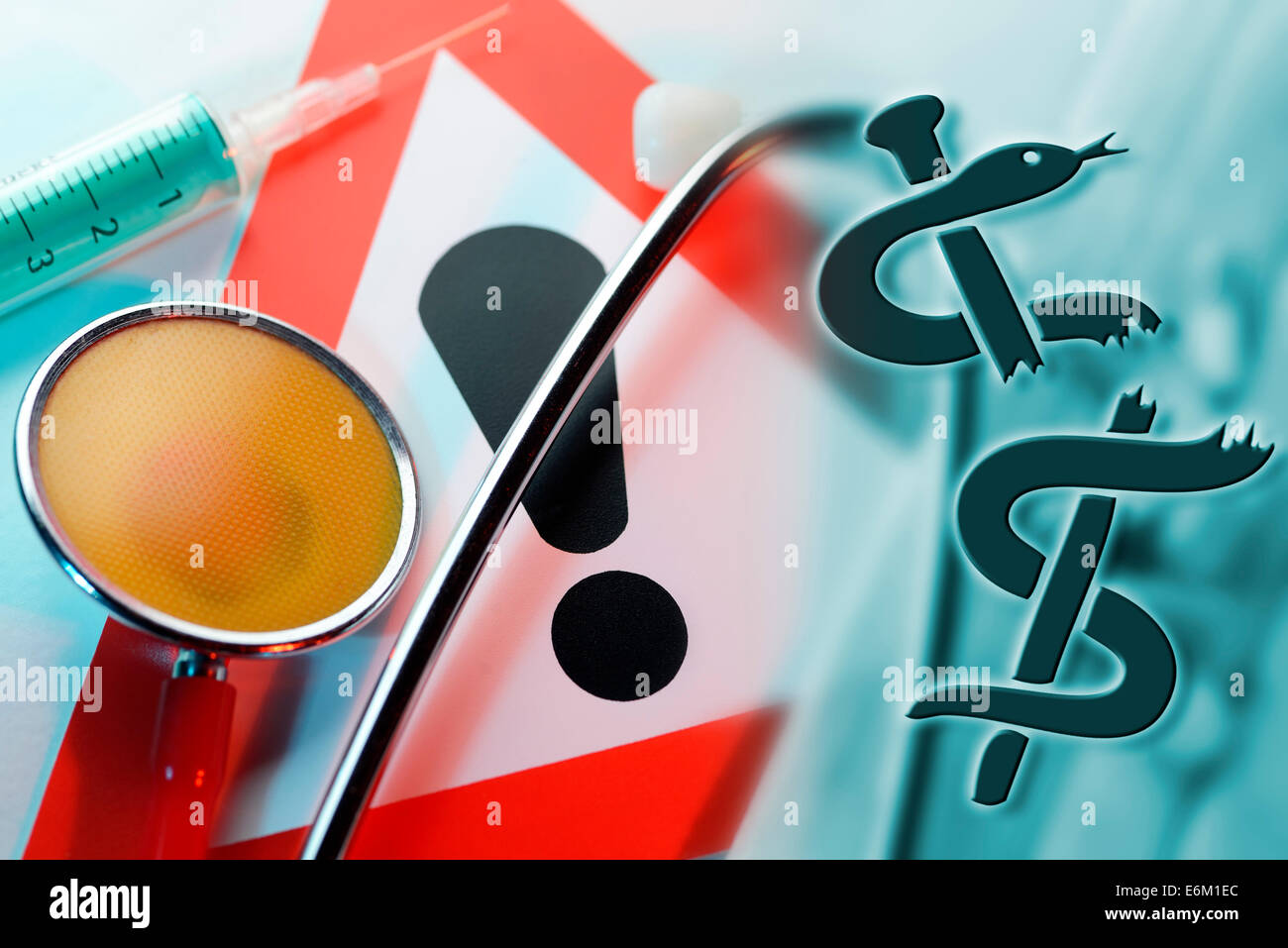 Stethoskop Mit Zerbrochenem Äskulapstab, Spritze Und Warnschild, Symbolfoto Medizinischer Behandlungsfehler Stockfoto