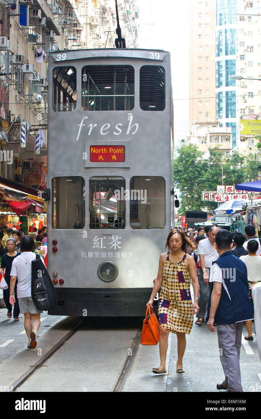 Straßenbahn langsam voran Vergangenheit die Straße Markt In Chung Yeung Street, Hong Kong. Stockfoto