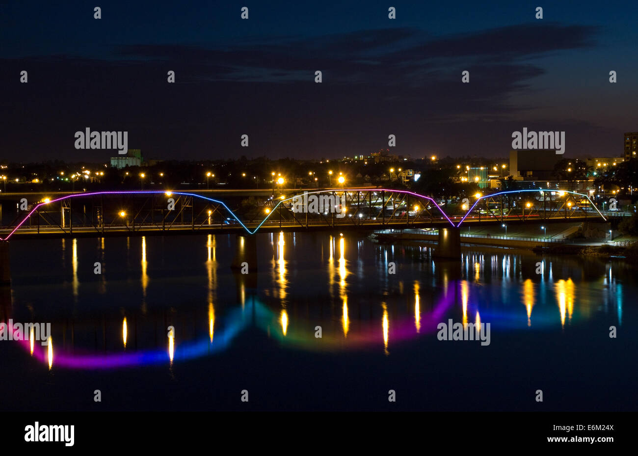 Ein Blick auf die Victoria Bridge (Verkehr Brücke) und Farb-LED-Lichter über dem South Saskatchewan River in Saskatoon, Kanada. Stockfoto