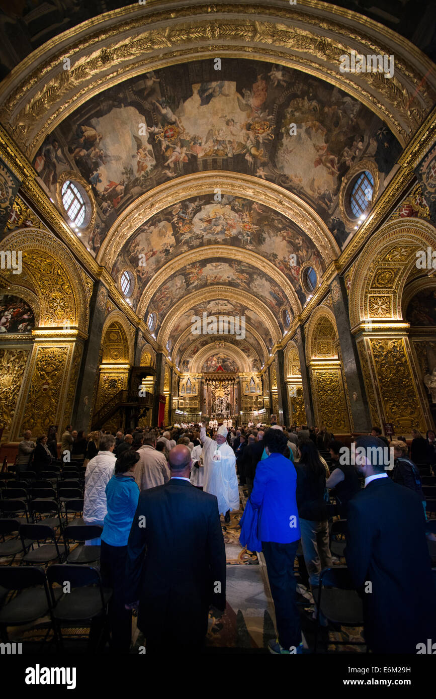 Mattia Preti Decke in St. Johns Co. Cathedral; Valletta; Malta; Dienst in der Kirche Stockfoto