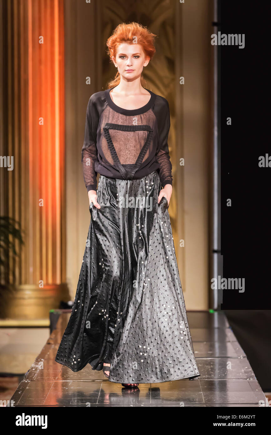 Erste Ausgabe von ModeMC, La Mode de Monte-Carlo, Fashion Show in Monaco - Montecarlo, Sammlung 2014/2015 von Mauro Gasperi Stockfoto