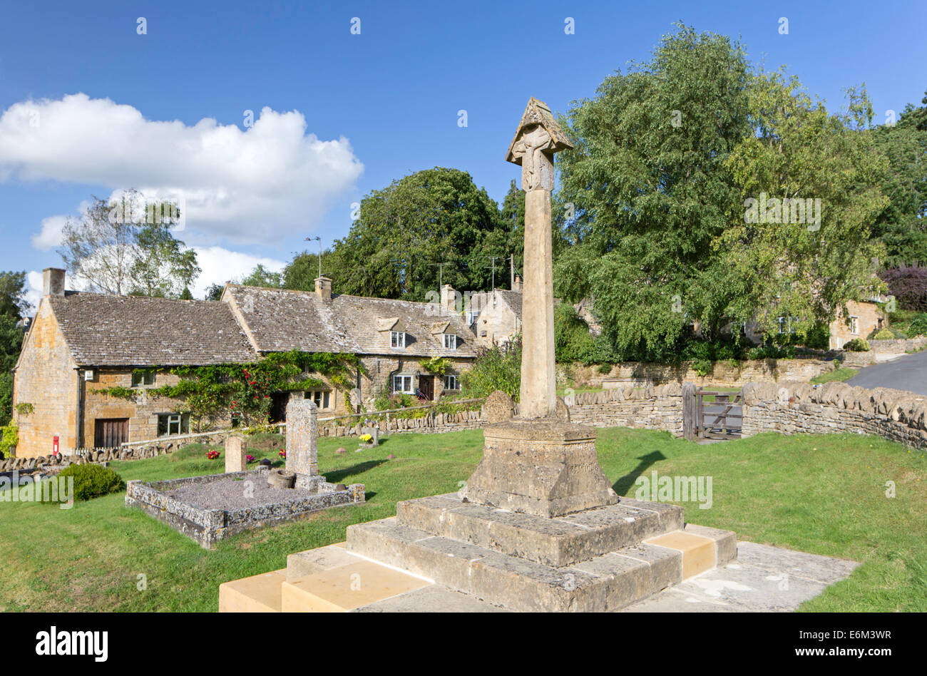 Cotswold Hütten aus St. Barnabas Kirchhof, Snowshill, Worcestershire, England, UK Stockfoto