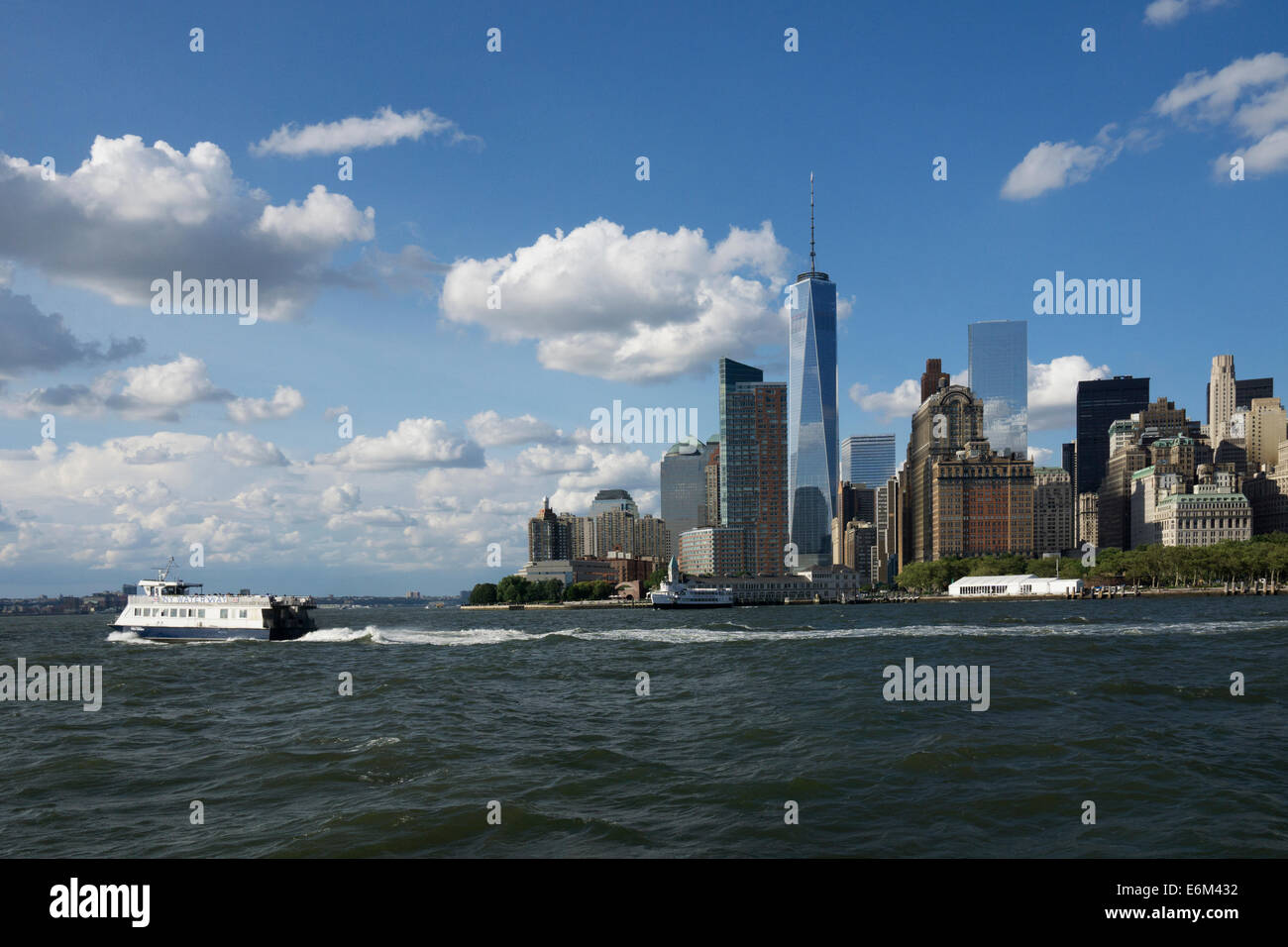 Blick vom Hafen von New York, glänzenden Freedom Tower und senken Sie Manhattan Bankenviertel, Wolkenkratzer, New York City. Stockfoto